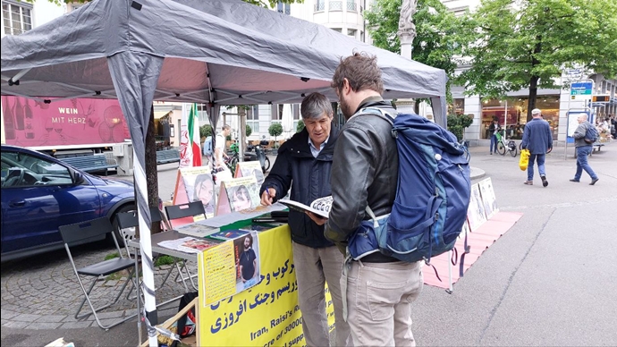 زوریخ - برگزاری میز کتاب و نمایش تصاویر شهیدان توسط ایرانیان آزاده در همبستگی با قیام سراسری - ۱۷اردیبهشت