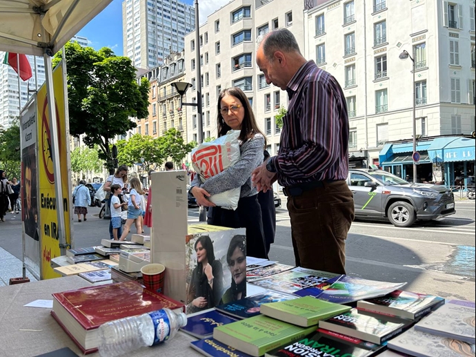 پاریس - برگزاری میز کتاب و نمایش تصاویر شهیدان در همبستگی با قیام سراسری - ۵خرداد