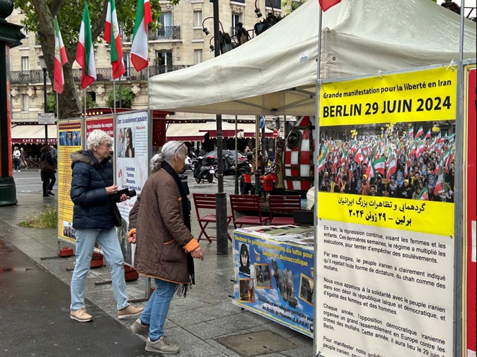 پاریس - برگزاری میز کتاب و نمایش تصاویر شهیدان در همبستگی با قیام سراسری - ۸خرداد