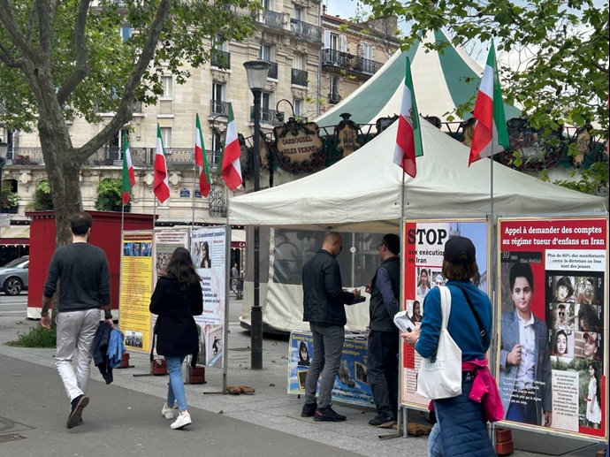 پاریس - برگزاری میز کتاب و نمایش تصاویر شهیدان در همبستگی با قیام سراسری توسط ایرانیان آزاده - ۱۸اردیبهشت