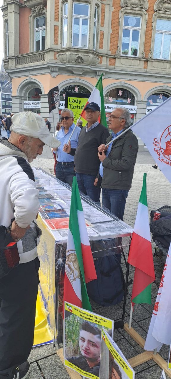 آخن آلمان - برگزاری میز کتاب و نمایش تصاویر شهیدان در همبستگی با قیام سراسری توسط ایرانیان آزاده - ۲۹اردیبهشت