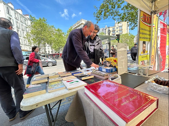 پاریس - برگزاری میز کتاب و نمایش تصاویر شهیدان در همبستگی با قیام سراسری - ۲۰اردیبهشت