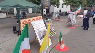 برلین - برگزاری میز کتاب و نمایش تصاویر شهیدان در همبستگی با قیام سراسری توسط ایرانیان آزاده - ۱۵خرداد