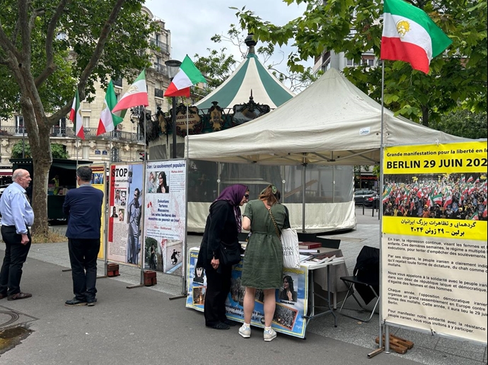 پاریس - برگزاری میز کتاب و نمایش تصاویر شهیدان توسط ایرانیان آزاده - ۳۱خرداد