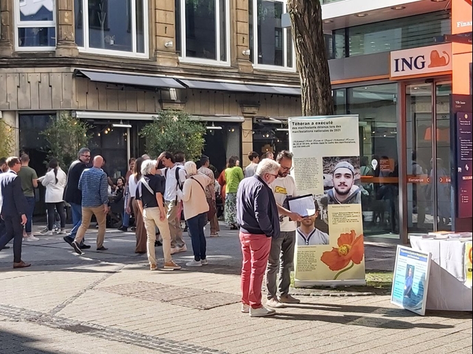لوکزامبورگ - برگزاری میز کتاب و نمایش تصاویر شهیدان در همبستگی با قیام سراسری توسط ایرانیان آزاده - ۱۹خرداد