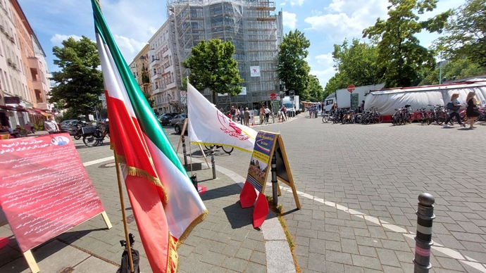 برلین - برگزاری میز کتاب و نمایش تصاویر شهیدان در همبستگی با قیام سراسری توسط ایرانیان آزاده - ۱۹خرداد