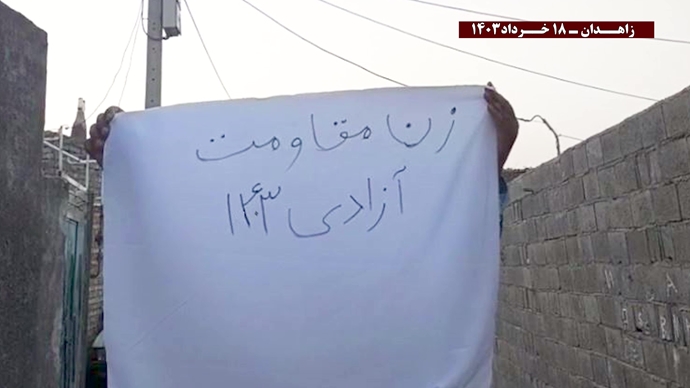 فعالیت‌های کانون‌های شورشی در زاهدان با شعار «انتخاب در این رژیم جایی ندارد زمان انقلاب و آتش است» 
