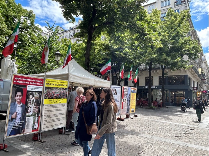 پاریس - برگزاری میز کتاب و نمایش تصاویر شهیدان در همبستگی با قیام سراسری توسط ایرانیان آزاده - ۲۵خرداد