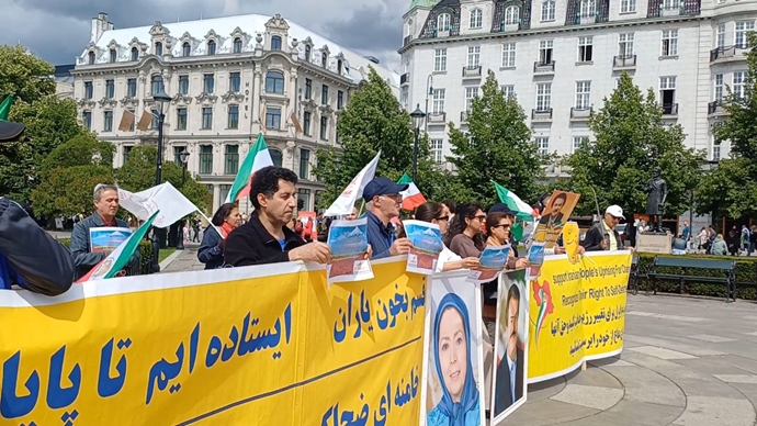 اسلو - برگزاری میز کتاب و نمایش تصاویر شهیدان در آستانه برگزاری تظاهرات بزرگ ایرانیان آزاده در برلین - ۲۶خرداد