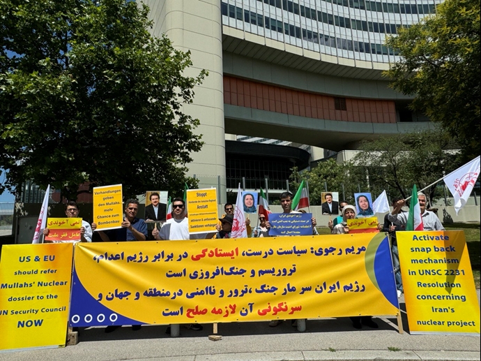 وین - تظاهرات ایرانیان آزاده در برابر مقر آژانس بین‌المللی انرژی اتمی برای مقابله با سیاست‌های اتمی رژیم آخوندی - ۱۶خرداد
