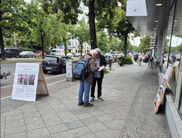 برلین - برگزاری میز کتاب و نمایش تصاویر شهیدان قیام در همبستگی با قیام سراسری توسط ایرانیان آزاده - ۲۲خرداد