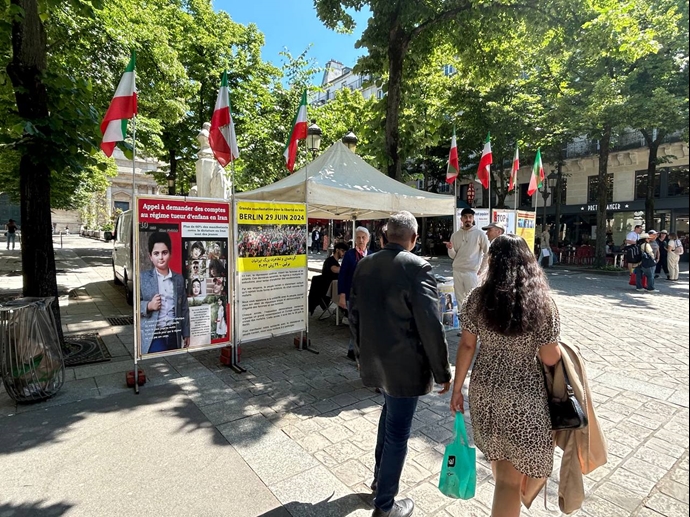 پاریس - برگزاری میز کتاب و نمایش تصاویر شهیدان در همبستگی با قیام سراسری توسط ایرانیان آزاده - ۱۸خرداد
