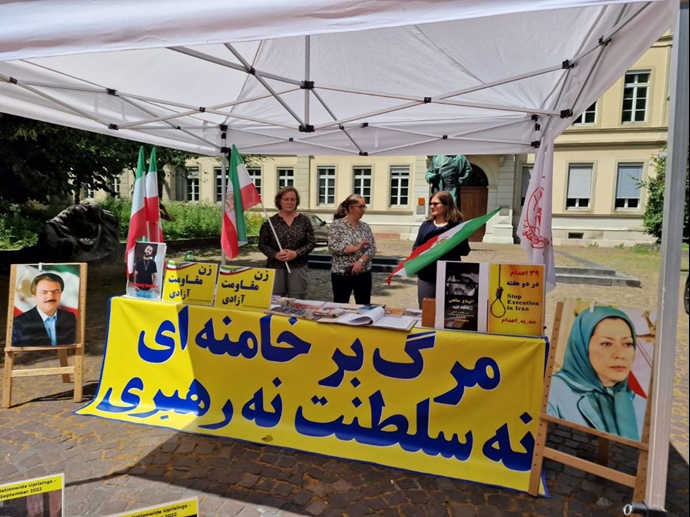 هایدلبرگ - برگزاری میز کتاب و نمایش تصاویر شهیدان در همبستگی با قیام سراسری توسط ایرانیان آزاده - ۲۶خرداد