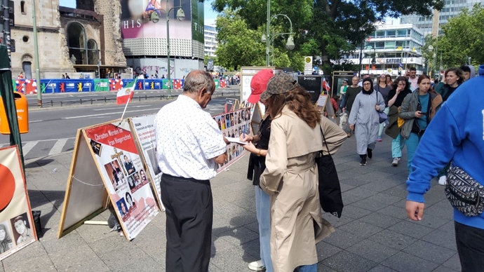 برلین - برگزاری میز کتاب و اعتراض به معامله ننگین برای آزادی دژخیم حمید نوری توسط ایرانیان آزاده در برلین - ۲۶خرداد