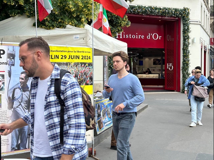 پاریس - برگزاری میز کتاب و نمایش تصاویر شهیدان در همبستگی با قیام سراسری توسط ایرانیان آزاده - ۱۶خرداد