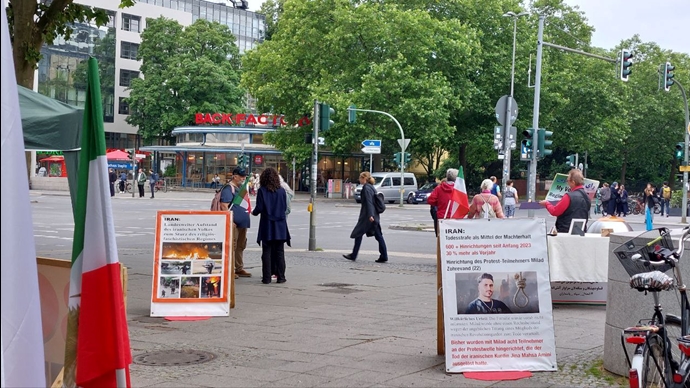 برلین - برگزاری میز کتاب و نمایش تصاویر شهیدان در همبستگی با قیام سراسری توسط ایرانیان آزاده - ۲۵خرداد