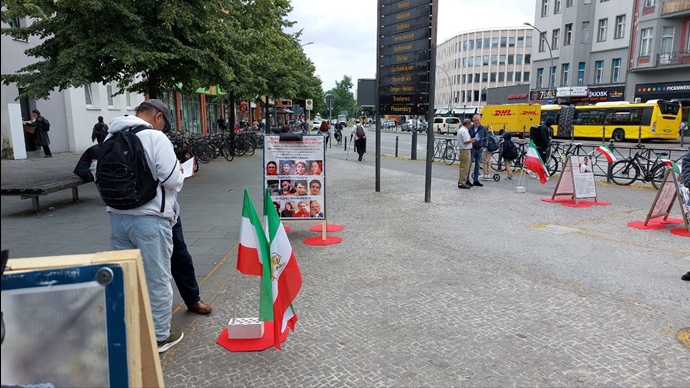 برلین - برگزاری میز کتاب و نمایش تصاویر شهیدان در همبستگی با قیام سراسری توسط ایرانیان آزاده - ۲۱خرداد