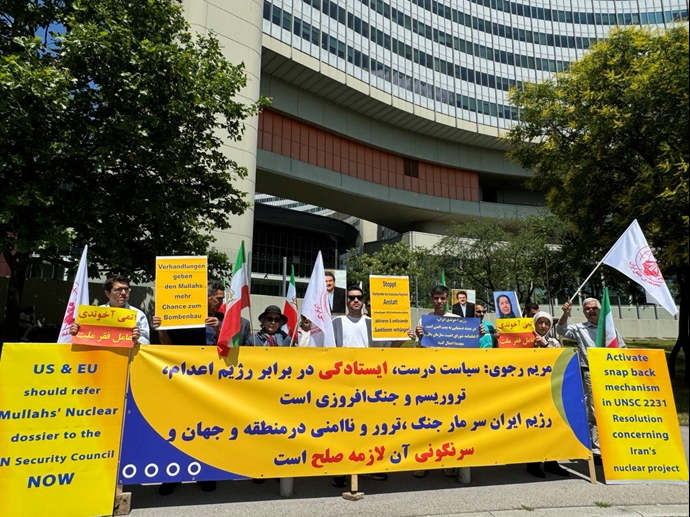 وین - تظاهرات ایرانیان آزاده در برابر مقر آژانس بین‌المللی انرژی اتمی برای مقابله با سیاست‌های اتمی رژیم آخوندی - ۱۶خرداد