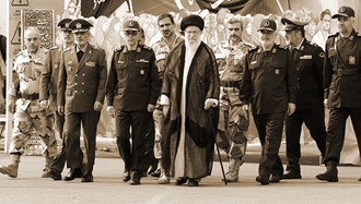 خامنه‌ای به همراه سرکردگان سپاه پاسداران