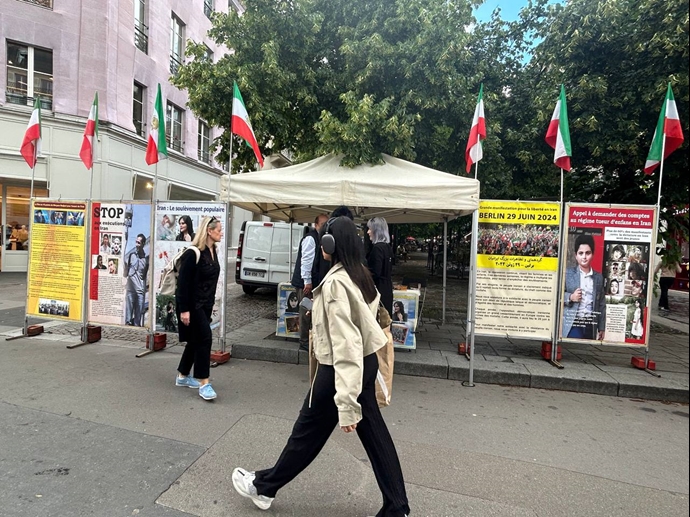 پاریس - برگزاری میز کتاب و نمایش تصاویر شهیدان در همبستگی با قیام سراسری توسط ایرانیان آزاده - ۲تیرماه
