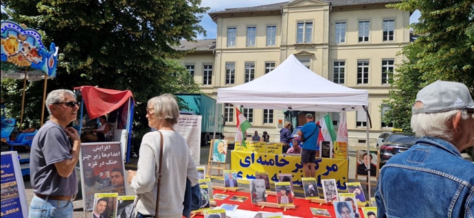هایدلبرگ - برگزاری میز کتاب و نمایش تصاویر شهیدان در همبستگی با قیام سراسری توسط ایرانیان آزاده - ۱۹خرداد