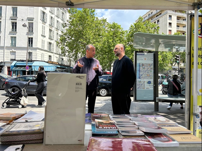 پاریس - برگزاری میز کتاب و نمایش تصاویر شهیدان در همبستگی با قیام سراسری توسط ایرانیان آزاده - ۲۲خرداد