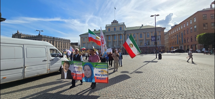 استکهلم - تظاهرات ایرانیان آزاده در برابر وزارت‌خارجه سوئد در اعتراض به معامله ننگین و آزادی دژخیم حمید نوری -۲۷خرداد