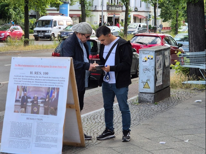 برلین - برگزاری میز کتاب و نمایش تصاویر شهیدان قیام در همبستگی با قیام سراسری توسط ایرانیان آزاده - ۲۲خرداد