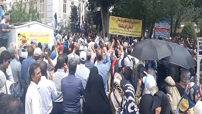 تهران - تجمع اعتراضی هزاران نفری بازنشستگان ۱۴۰۰