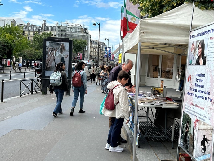 پاریس - برگزاری میز کتاب و نمایش تصاویر شهیدان قیام در همبستگی با قیام سراسری توسط ایرانیان آزاده - ۲۳خرداد