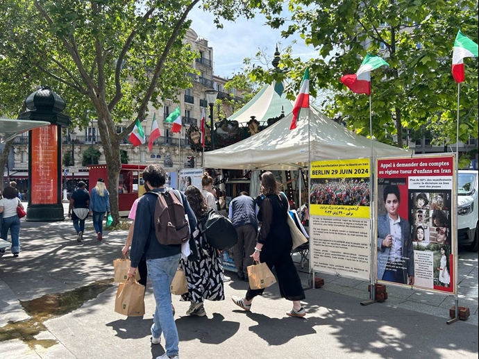 پاریس - برگزاری میز کتاب و نمایش تصاویر شهیدان در همبستگی با قیام سراسری توسط ایرانیان آزاده - ۱۹خرداد