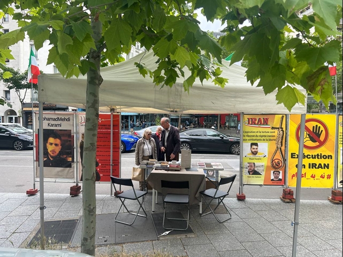 پاریس - برگزاری میز کتاب و نمایش تصاویر شهیدان در همبستگی با قیام سراسری توسط ایرانیان آزاده - ۲۶خرداد