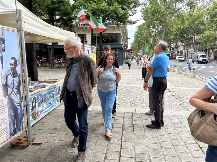 پاریس - برگزاری میز کتاب و نمایش تصاویر شهیدان در همبستگی با قیام سراسری - ۲مرداد ۱۴۰۳