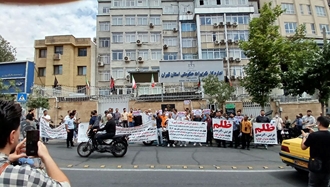 تهران - تجمع اعتراضی در برابر افزایش قیمت ظالمانه و غیرقانونی شرکت مدیران خودرو مقابل تعزیرات - سه‌شنبه ۱۹ تیرماه ۱۴۰۳