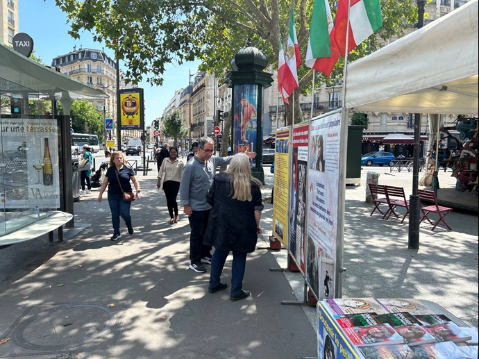 پاریس - برگزاری میز کتاب و نمایش تصاویر شهیدان در همبستگی با قیام سراسری توسط ایرانیان آزاده - ۲۸تیرماه