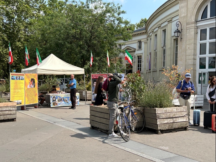 پاریس میدان دانفر روشرو - برگزاری میز کتاب و نمایش تصویر شهیدان در همبستگی با قیام سراسری - ۳مرداد