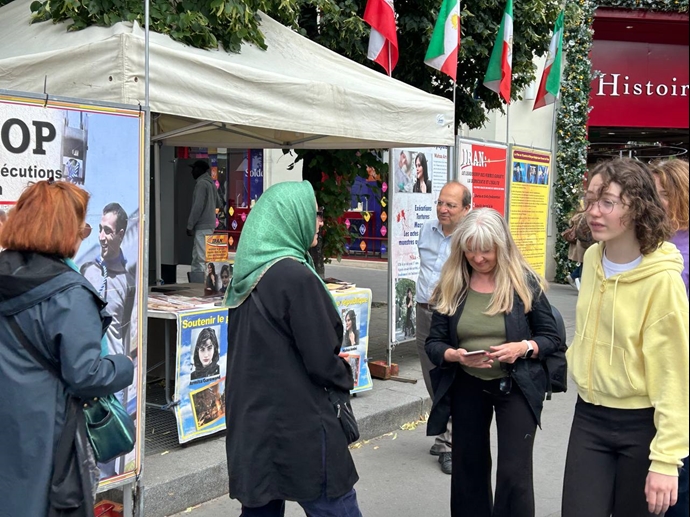 پاریس - برگزاری میزکتاب و نمایش تصاویر شهیدان در همبستگی با قیام سراسری - ۲۲تیرماه