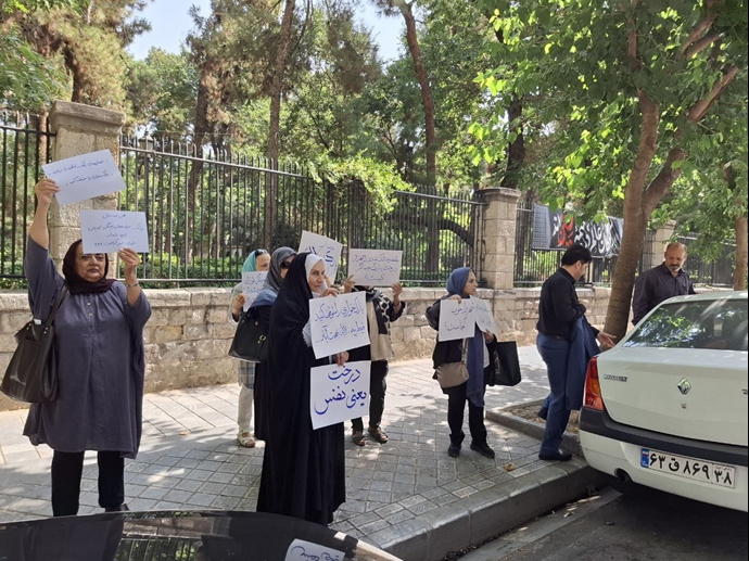 تهران - تجمع اعتراضی تعدادی از شهروندان مقابل شورای شهر تهران - ۲مرداد ۱۴۰۳