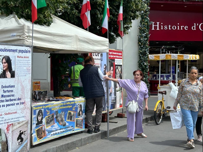 پاریس - برگزاری میز کتاب و نمایش تصاویر شهیدان در همبستگی با قیام سراسری - ۲۳تیرماه