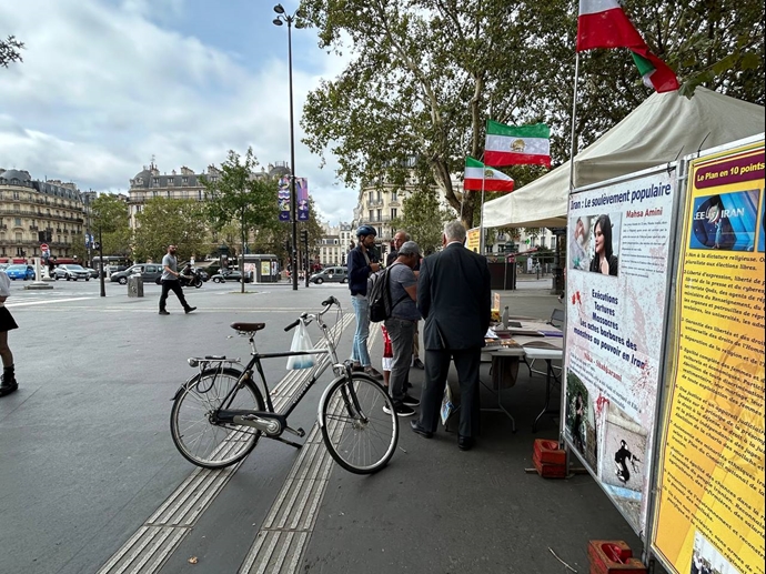 پاریس - برگزاری میز کتاب و نمایش تصاویر شهیدان در همبستگی با قیام سراسری توسط ایرانیان آزاده - ۲شهریور