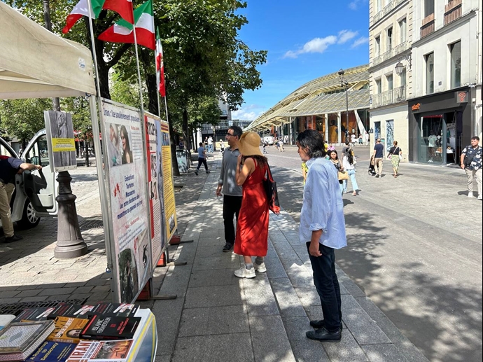 پاریس - برگزاری میز کتاب و نمایش تصاویر شهیدان در همبستگی با قیام سراسری - ۲۵مرداد