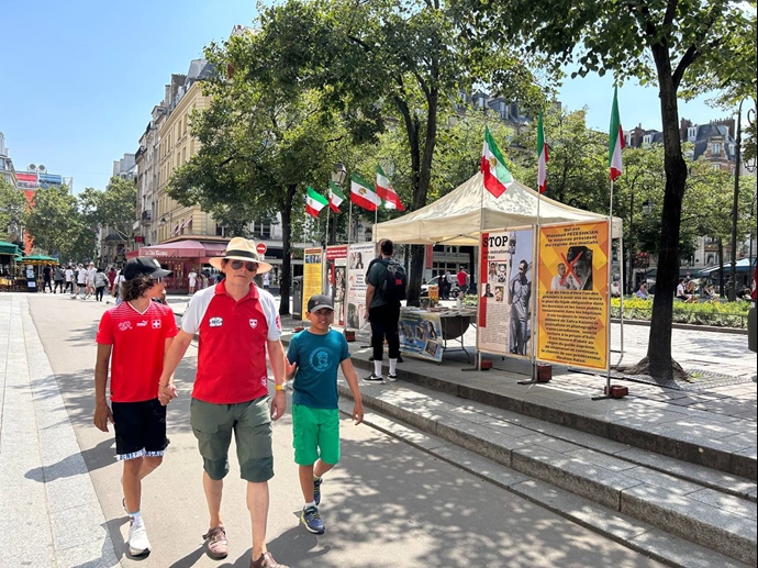 پاریس - برگزاری میز کتاب و نمایش تصاویر شهیدان در همبستگی با قیام سراسری توسط ایرانیان آزاده - ۱۱مرداد