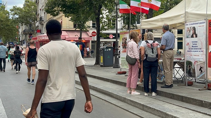 پاریس - برگزاری میز کتاب و نمایش تصاویر شهیدان در همبستگی با قیام سراسری مردم ایران - ۲۶مرداد