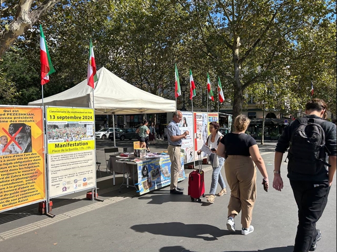 پاریس - برگزاری میز کتاب و نمایش تصاویر شهیدان در همبستگی با قیام سراسری توسط ایرانیان آزاده - ۱۶شهریور