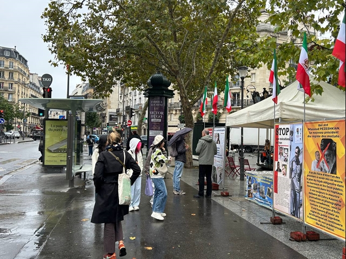 پاریس - برگزاری میز کتاب و نمایش تصاویر شهیدان در همبستگی با قیام سراسری توسط ایرانیان آزاده - ۶مهرماه