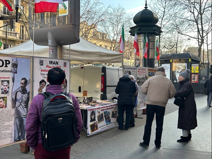 پاریس - برگزاری میز کتاب و نمایش تصاویر شهیدان در همبستگی با قیام سراسری در هوای منفی ۵درجه توسط هواداران مجاهدین - ۲۵دی