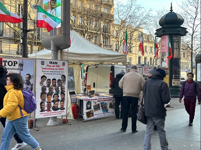 پاریس - برگزاری میز کتاب و نمایش تصاویر شهیدان در همبستگی با قیام سراسری در هوای منفی ۵درجه توسط هواداران مجاهدین - ۲۵دی