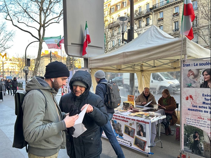 پاریس - برگزاری میز کتاب و نمایش تصاویر شهیدان در همبستگی با قیام سراسری در هوای منفی ۵درجه توسط هواداران مجاهدین - ۲۵دی