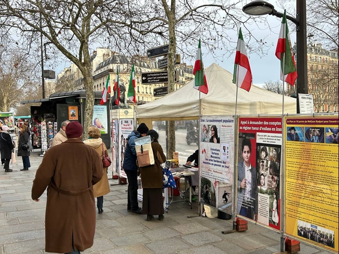 پاریس - میدان دانفوروشرو - برگزاری میز کتاب و نمایش تصاویر شهیدان در همبستگی با قیام سراسری - ۱۵دی