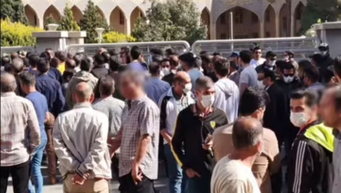 اصفهان - تجمع کارگران ذوب آهن در مقابل استانداری